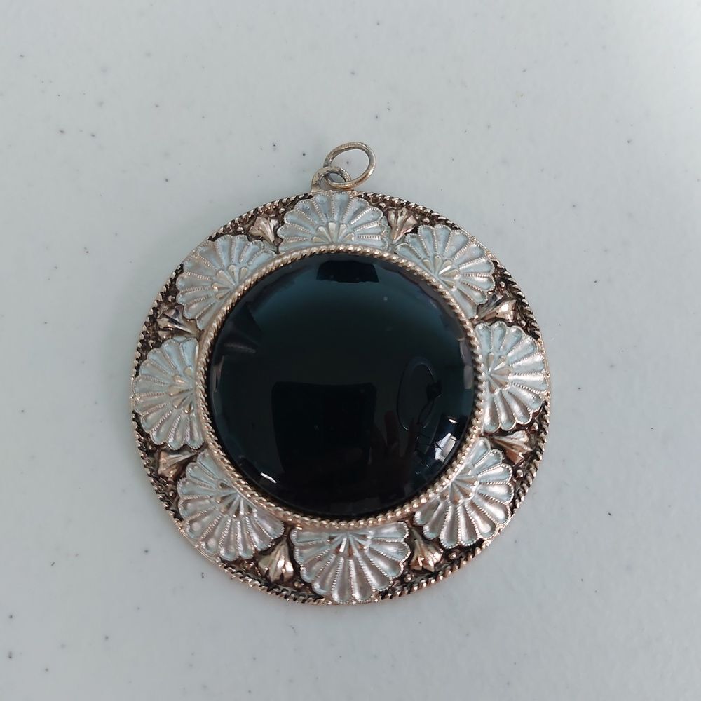 Vintage Signed Germany Large Round Pendant Scalloped Fan Shell Black Cabochon - Picture 2 of 5